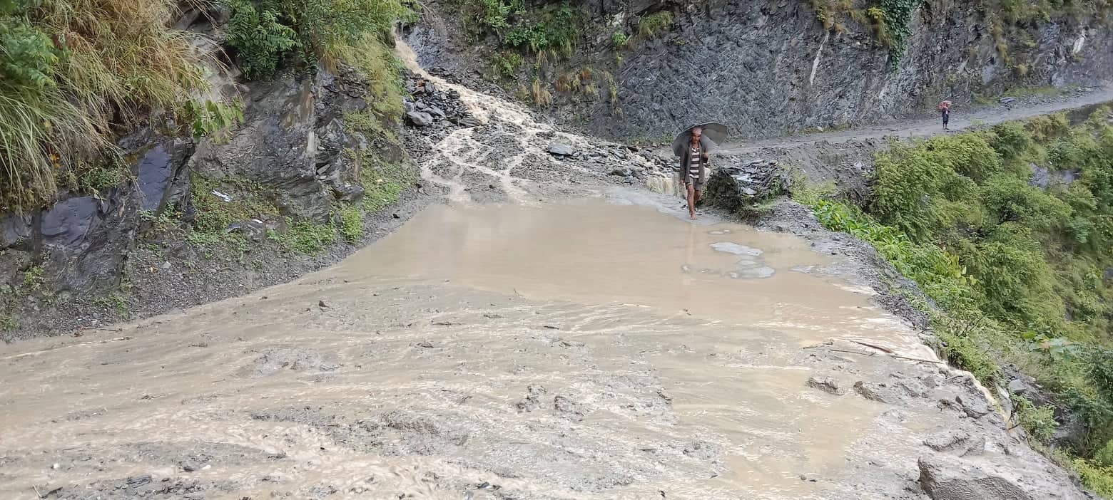 कर्णाली राजमार्गमा बर्षाले बगाएको लेदो माटो। तस्विर सौजन्य: नवीन सुवेदी